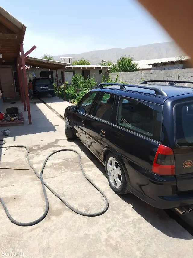 Opel Vectra B 1996 · 1.6 MT