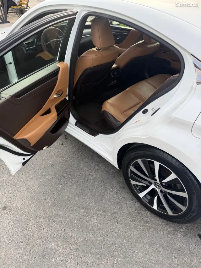 Lexus ES series 2019 · 3.0 AT