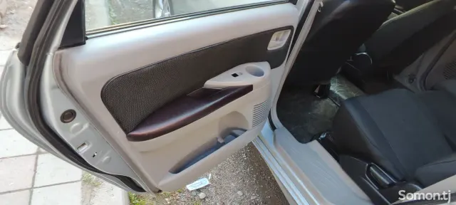 Toyota Ipsum 2003 · 2.4 MT