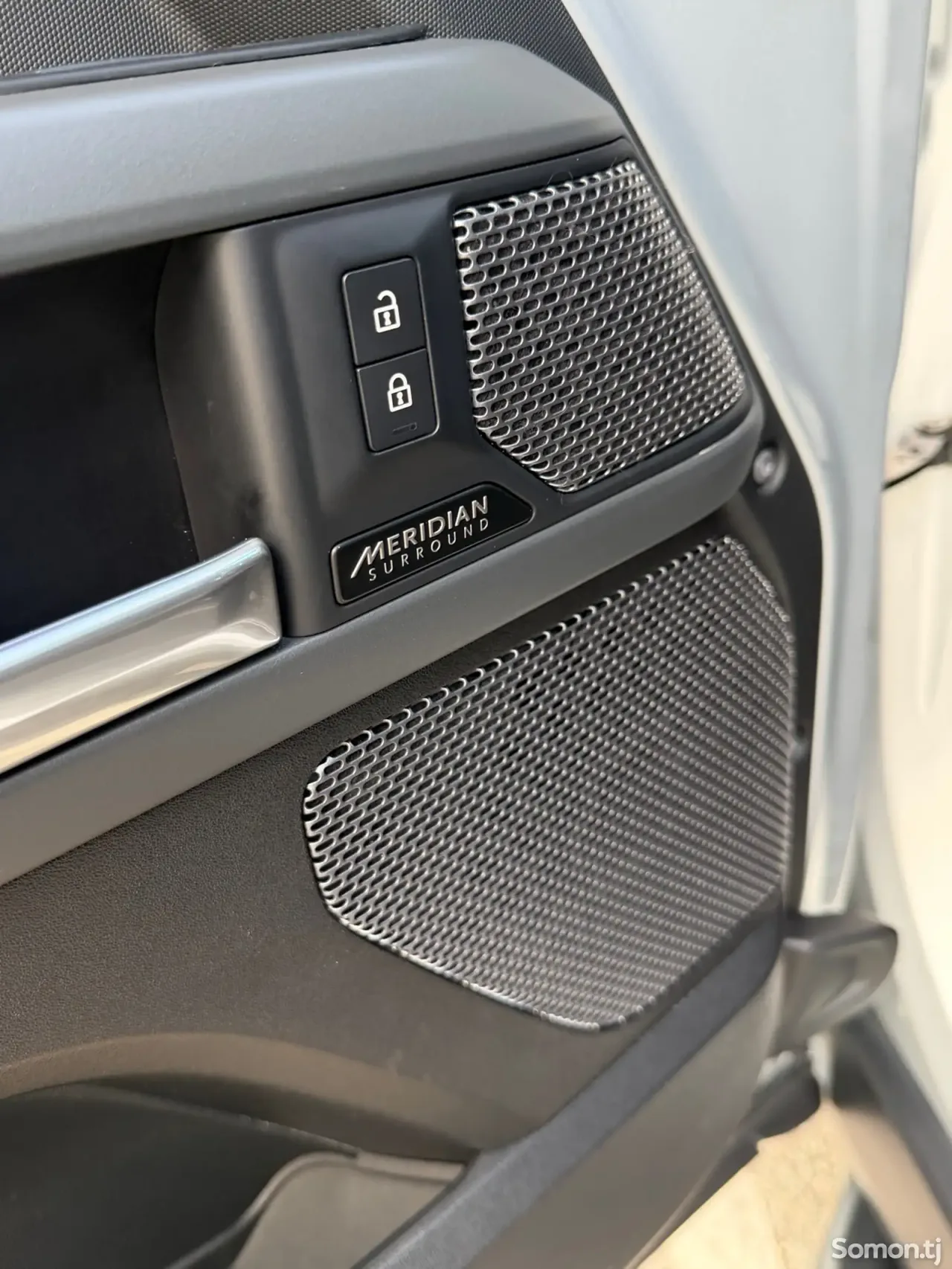 Land Rover Defender 2023 · 3.0 AT