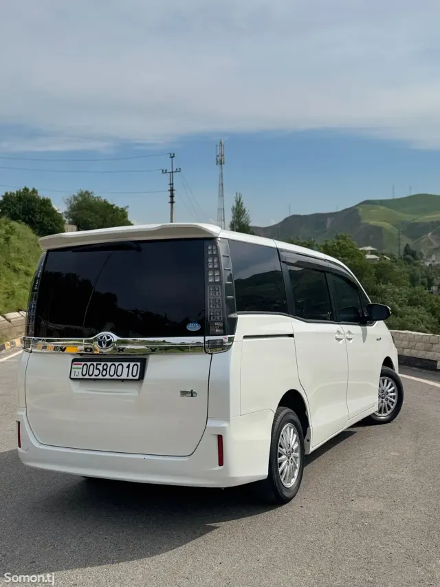Toyota Voxy 2015 · 1.8 AT