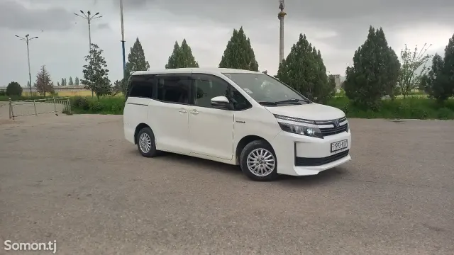 Toyota Voxy 2014 · 2.0 CVT