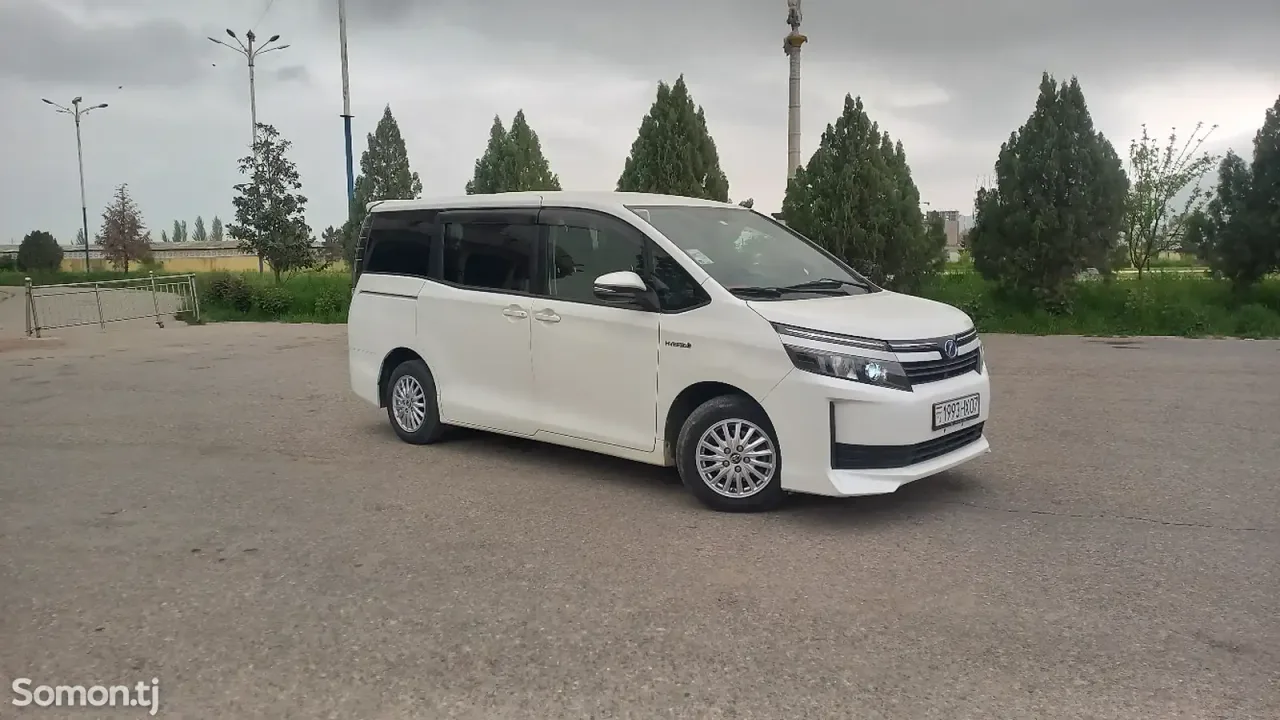 Toyota Voxy 2014 · 2.0 CVT