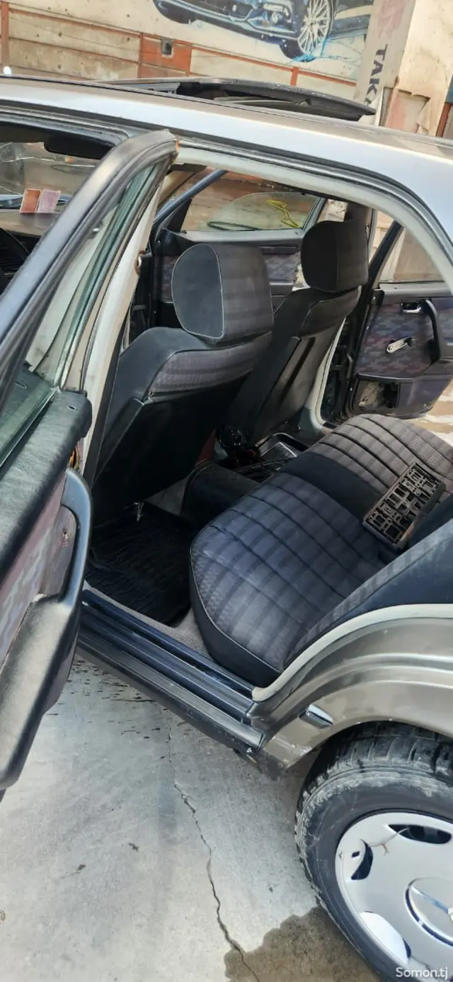 Mercedes-Benz W201 1988 · 2.0 MT