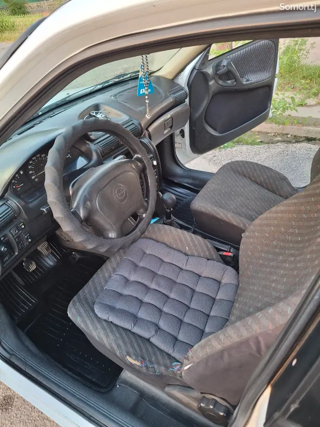 Opel Astra F 1994 · 1.6 MT