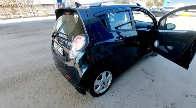 Chevrolet Spark 2011 · 1.0 AT