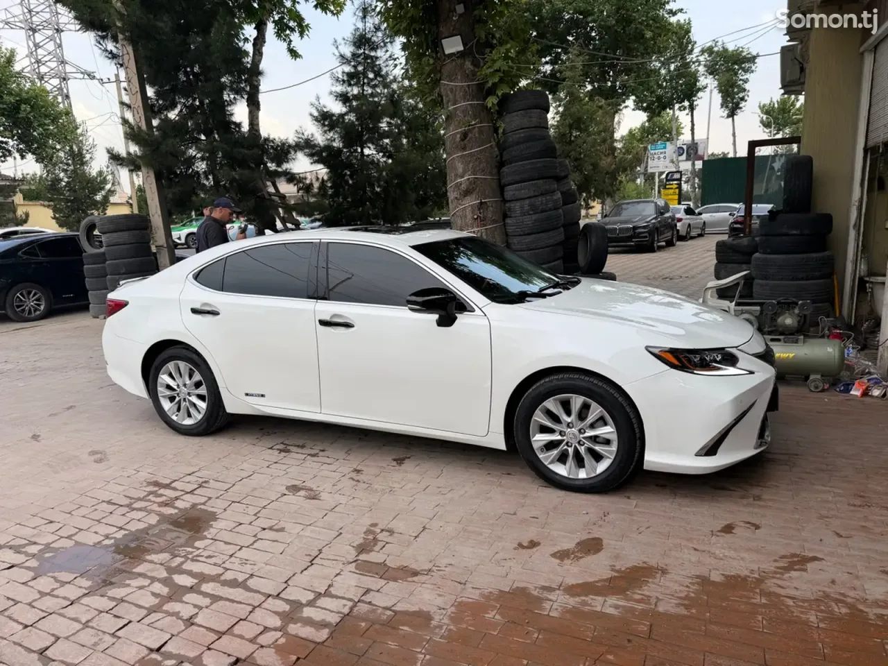 Lexus ES series 2014 · 2.5 AT