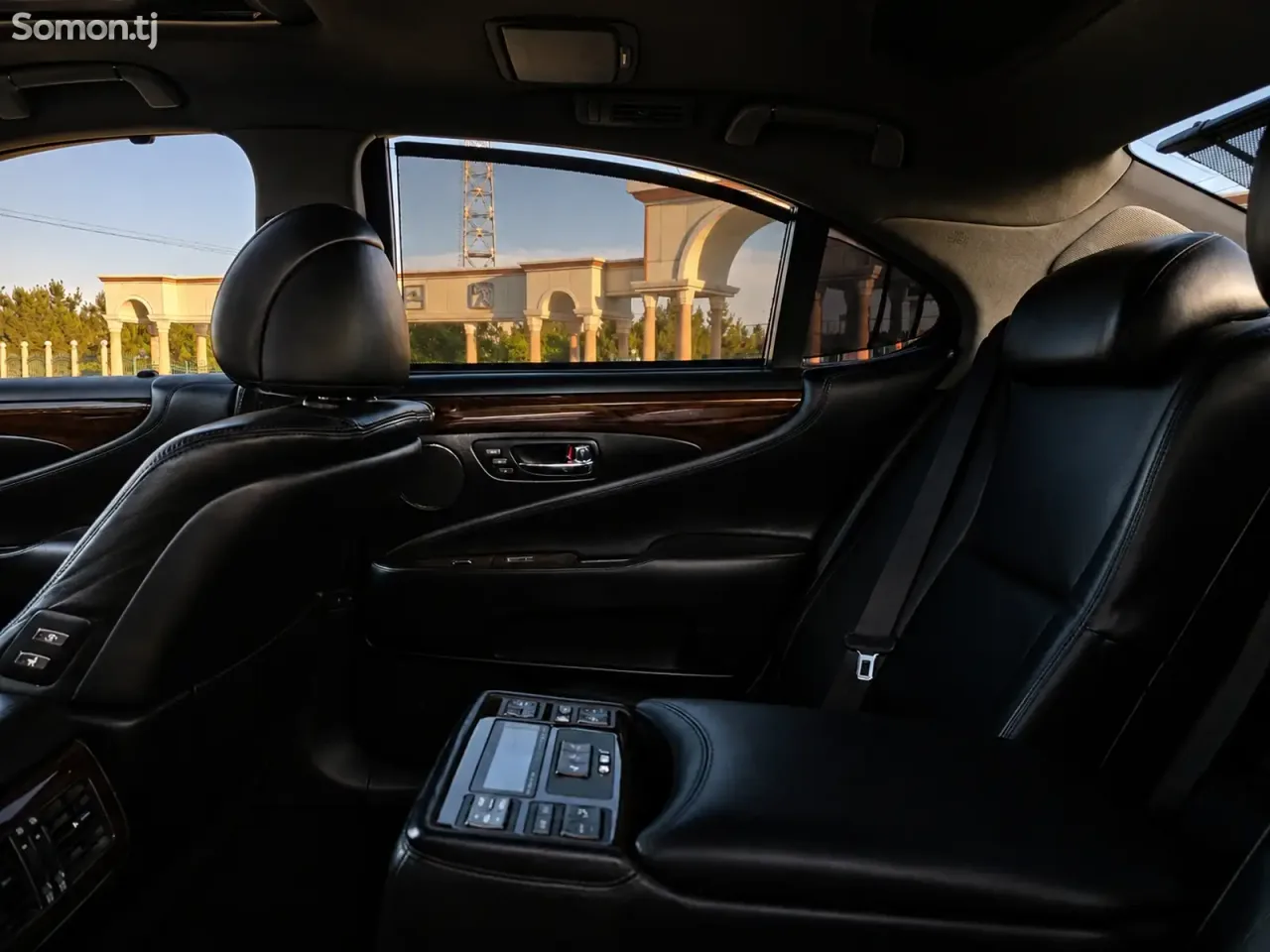Lexus LS series 2010 · 4.6 AT