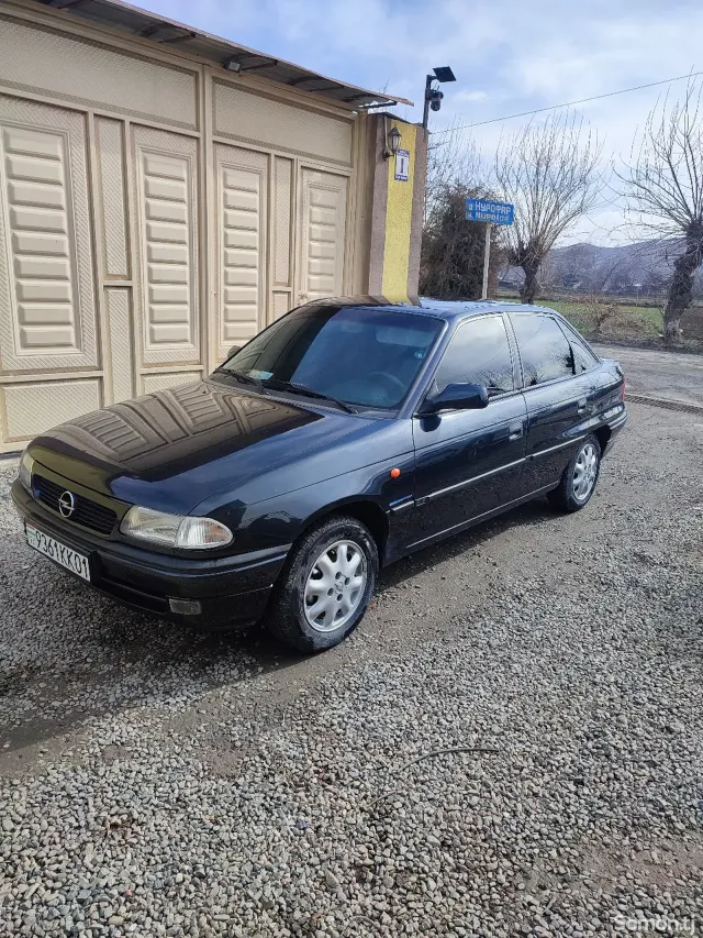Opel Astra F 1998 · 1.6 MT