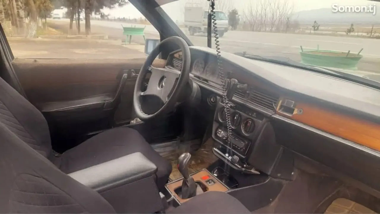 Mercedes-Benz W201 1989 · 1.8 MT