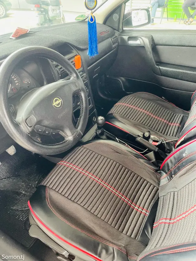 Opel Astra G 1998 · 1.6 MT