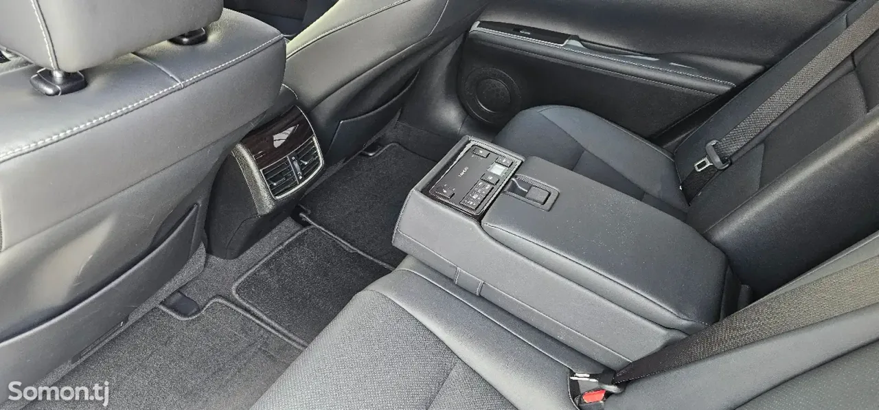 Lexus ES series 2017 · 3.0 AT