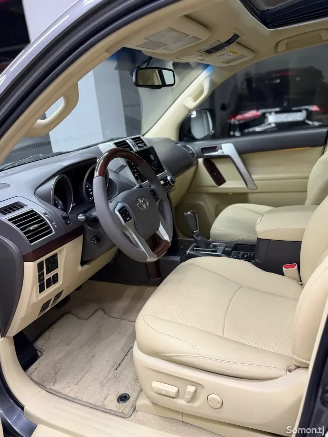 Toyota Land Cruiser Prado 2017 · 4.0 AT