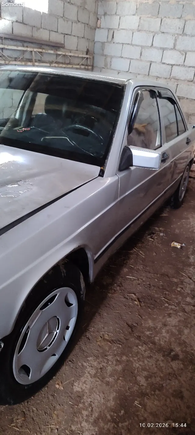 Mercedes-Benz W201 1985 · 1.7 MT