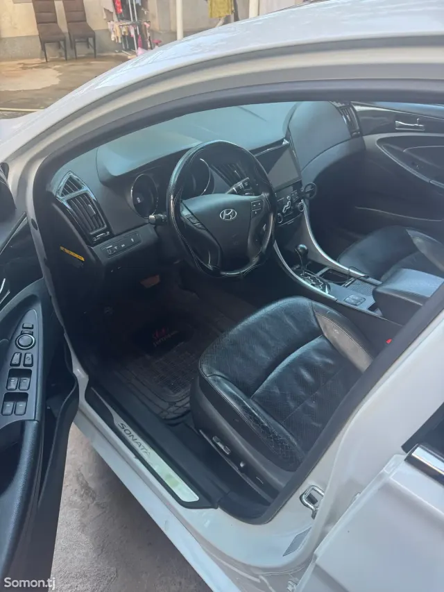 Hyundai Sonata 2011 · 2.0 AT