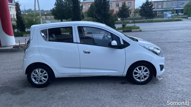 Chevrolet Spark 2015 · 1.0 AT