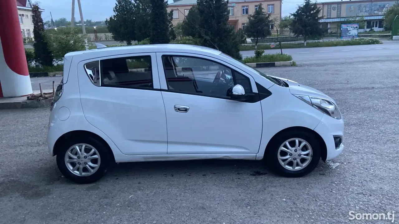 Chevrolet Spark 2015 · 1.0 AT