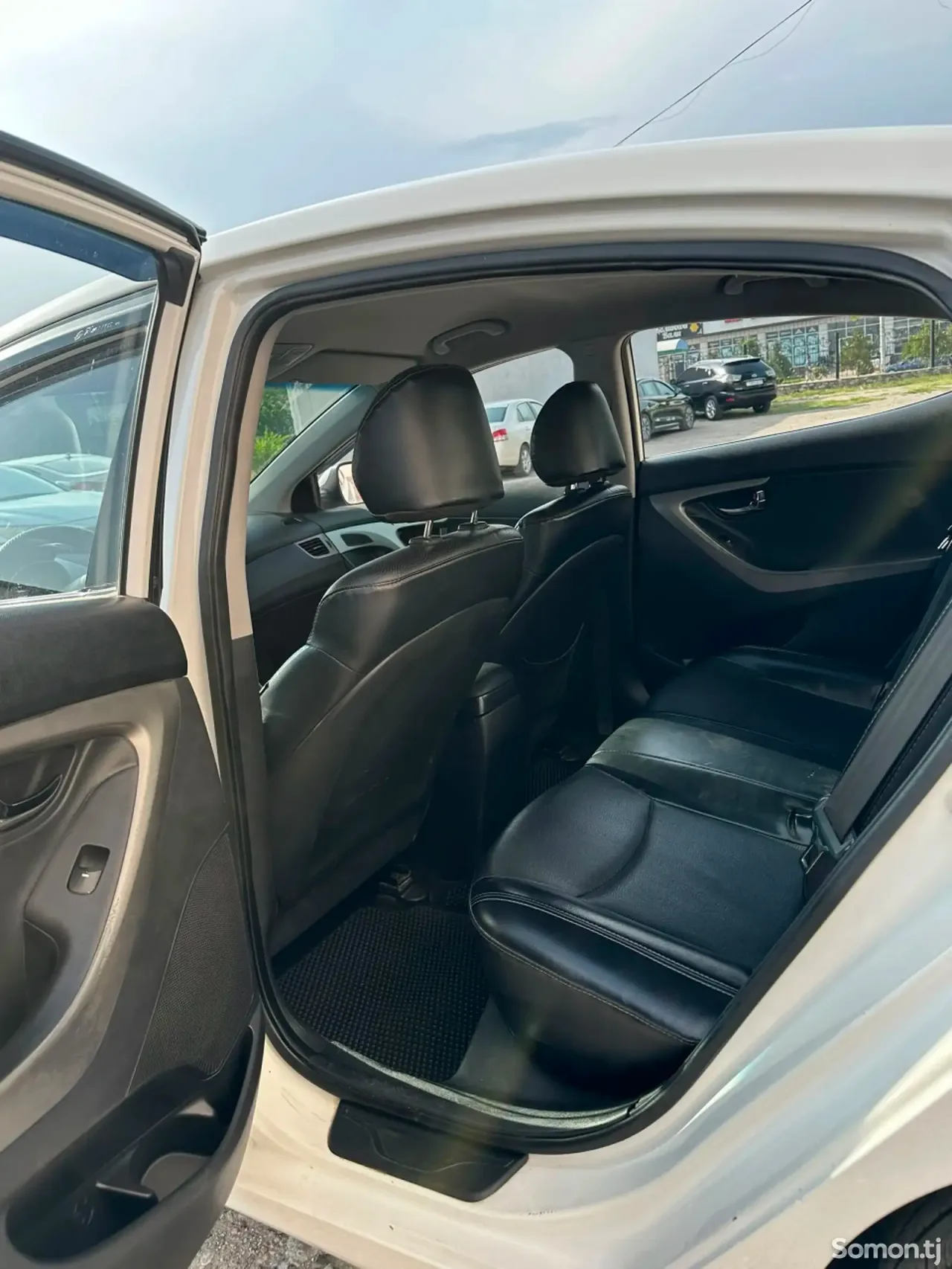 Hyundai Avante 2012 · 1.6 AT