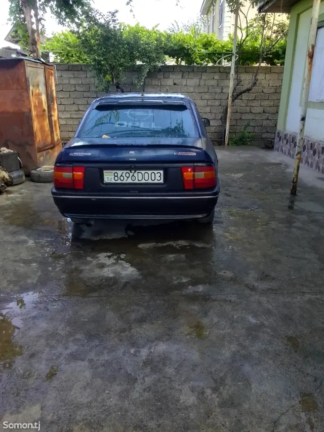 Opel Vectra A 1992 · 1.6 MT