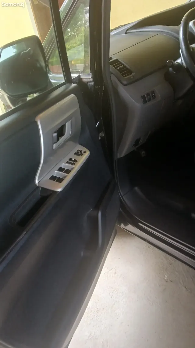 Toyota Voxy 2010 · 2.0 AT