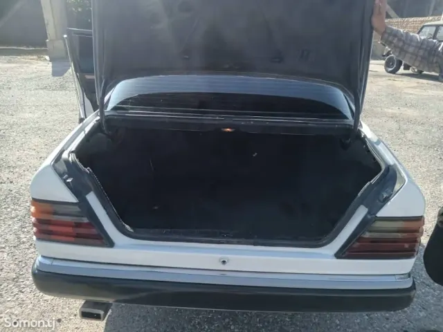Mercedes-Benz W124 1990 · 2.0 MT