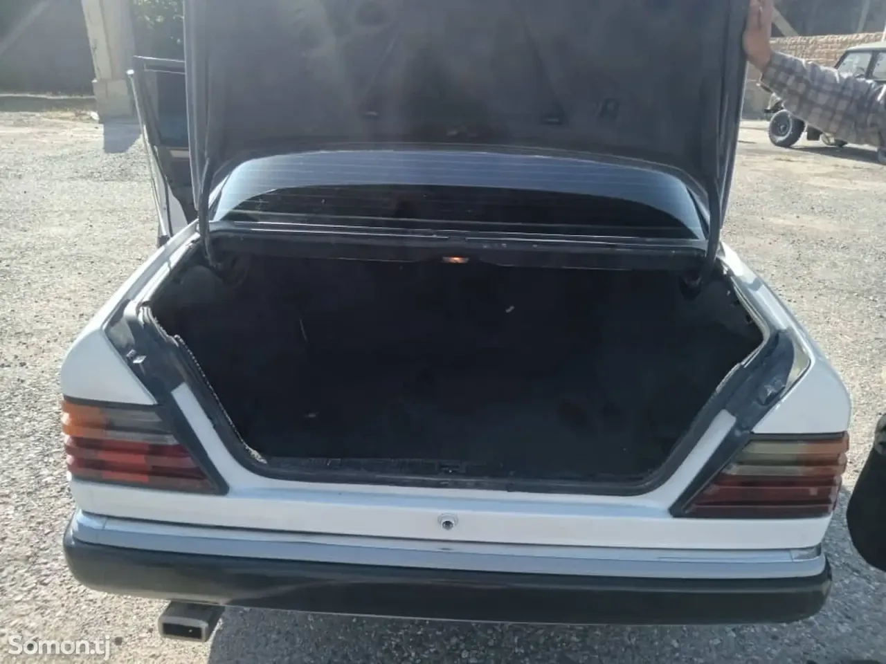 Mercedes-Benz W124 1990 · 2.0 MT