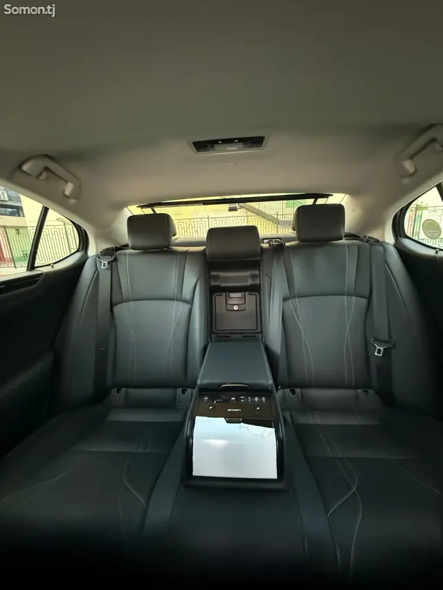 Lexus ES series 2021 · 2.5 AT