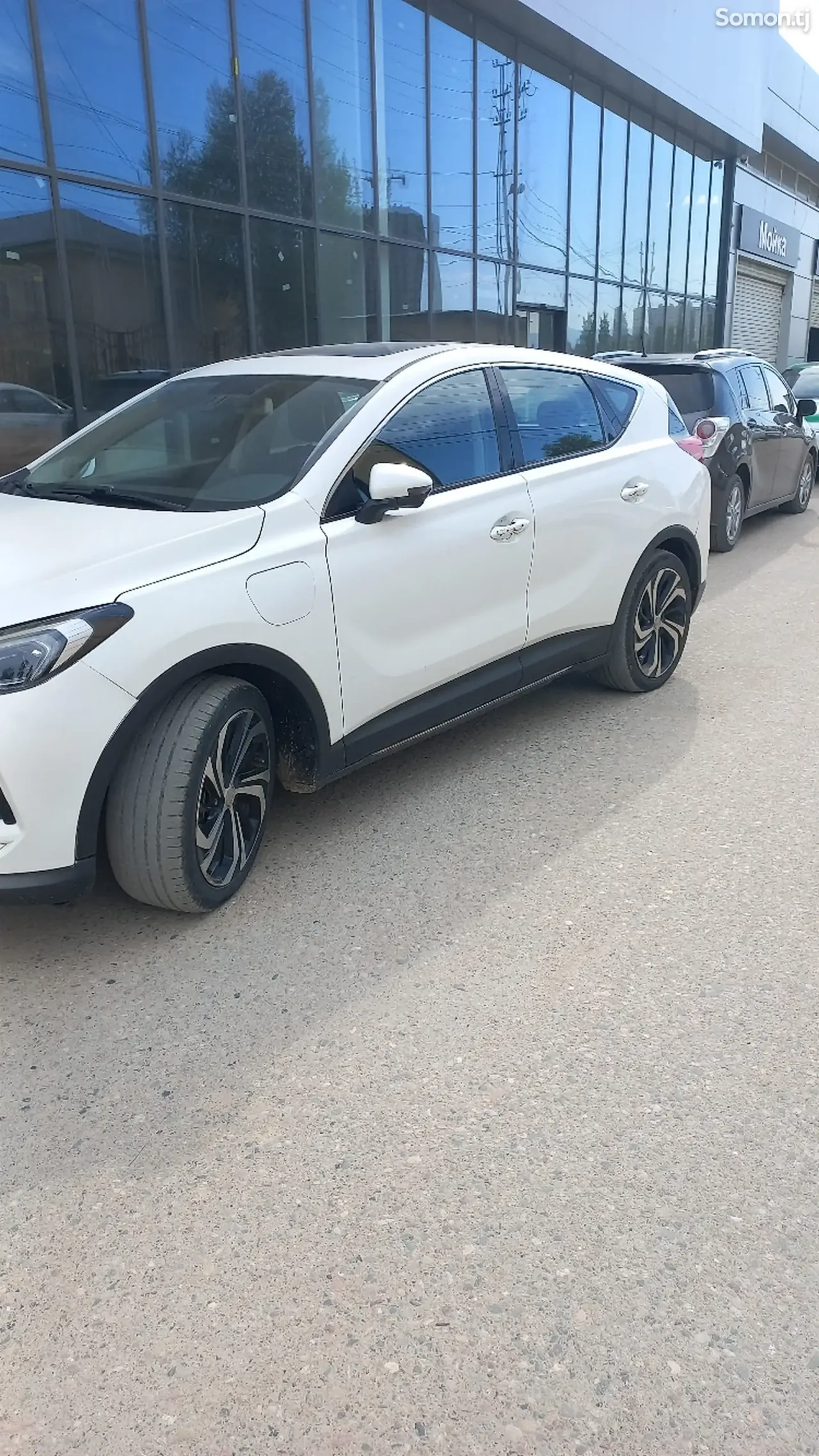 Hongqi E-HS3 2019 · AT