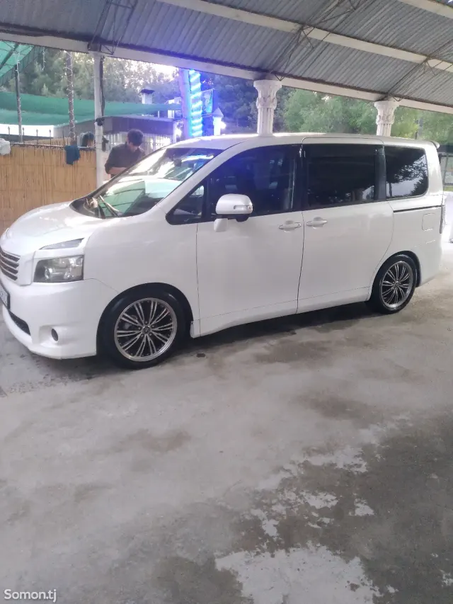 Toyota Voxy 2007 · AT
