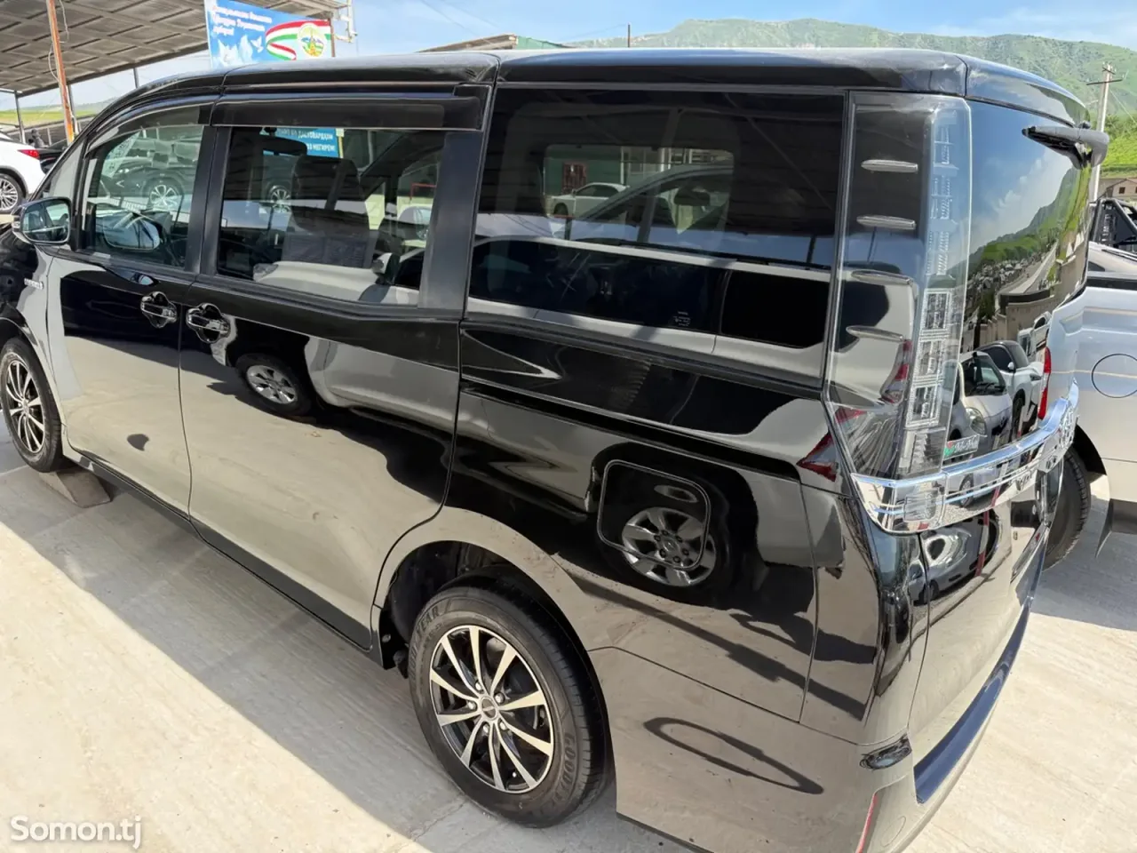 Toyota Voxy 2014 · 1.8 AT