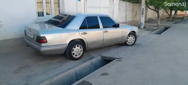 Mercedes-Benz W124 1994 · 2.0 AT
