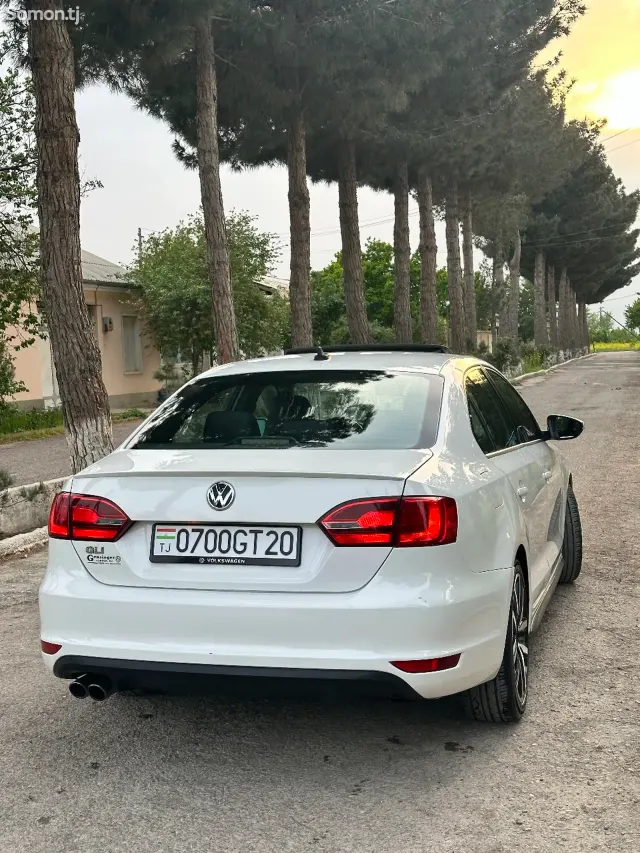 Volkswagen Jetta 2012 · 2.0 AT