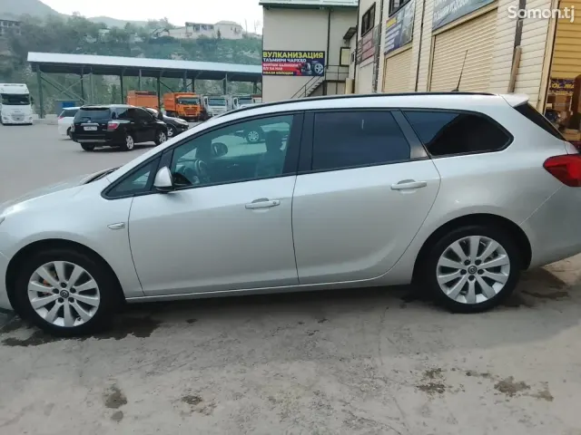 Opel Astra J 2015 · 1.6 MT