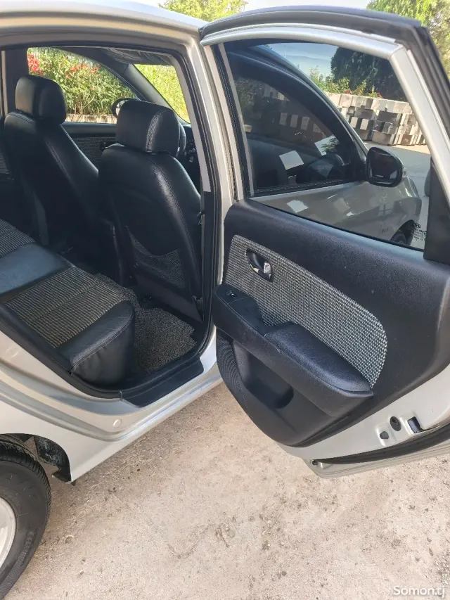 Hyundai Avante 2010 · 1.6 AT