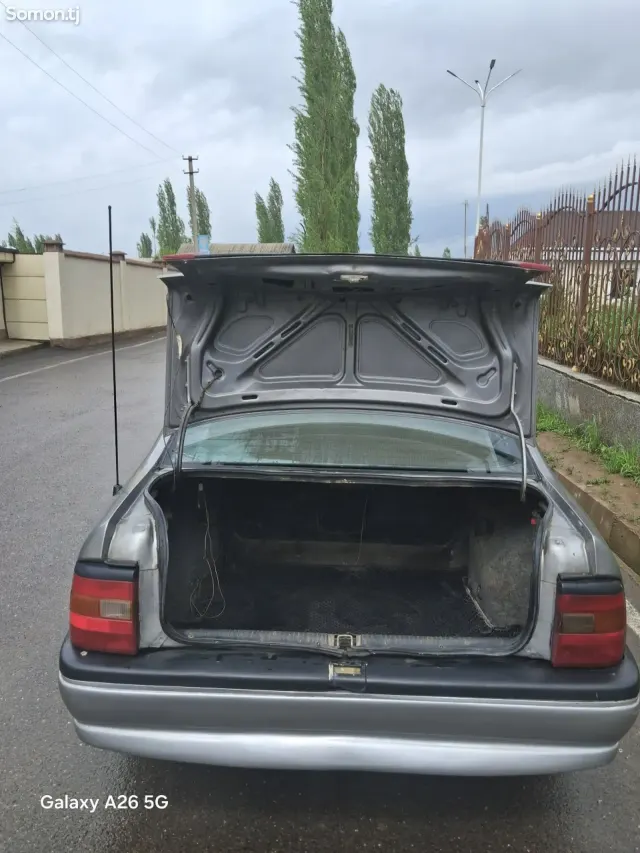 Opel Vectra A 1995 · 1.6 MT