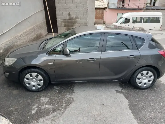 Opel Astra J 2011 · 1.7 MT