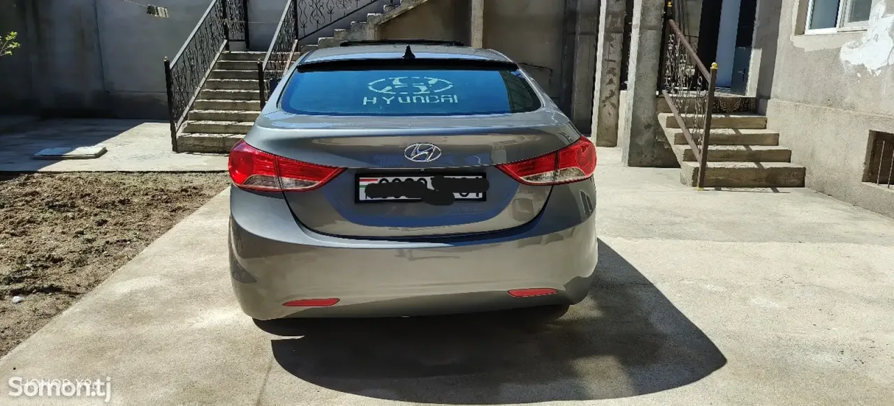 Hyundai Elantra 2013 · 1.8 AT