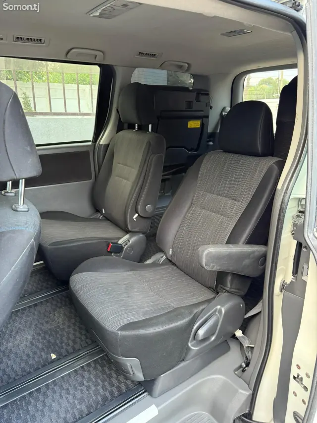 Toyota Voxy 2007 · 1.8 AT
