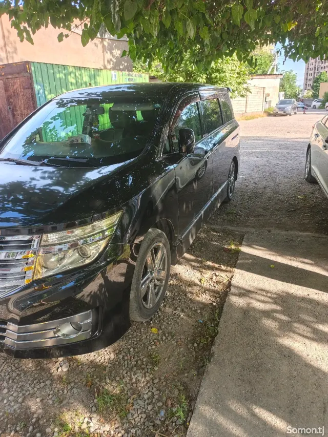 Nissan Elgrand 2011 · AT