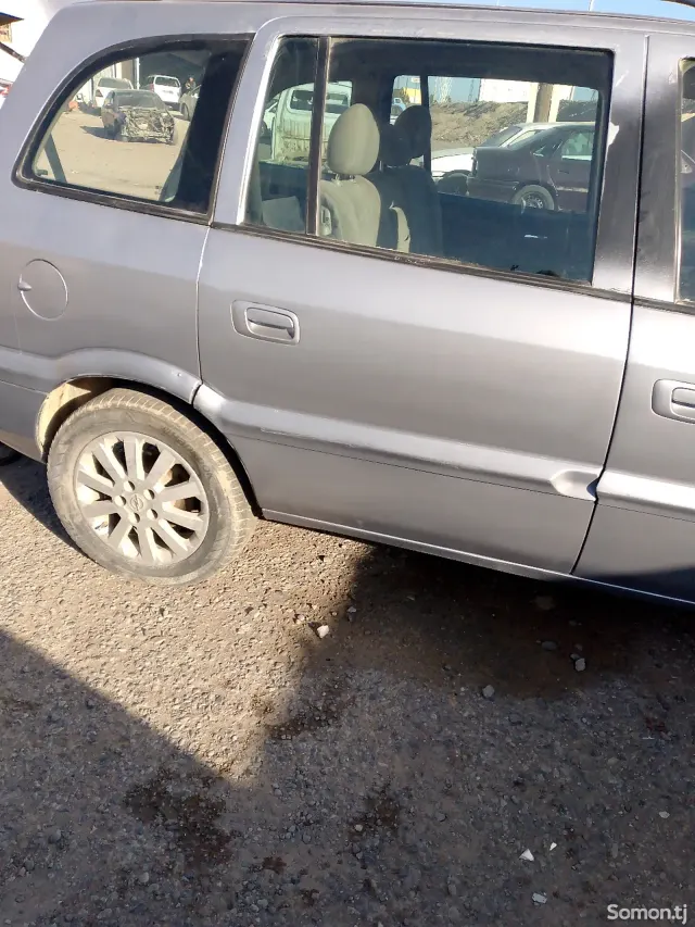 Opel Zafira 1999 · 1.6 MT