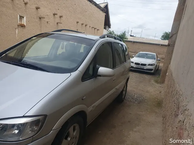 Opel Zafira 2004 · 1.6 MT