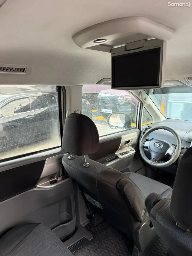 Toyota Voxy 2007 · 1.8 AT