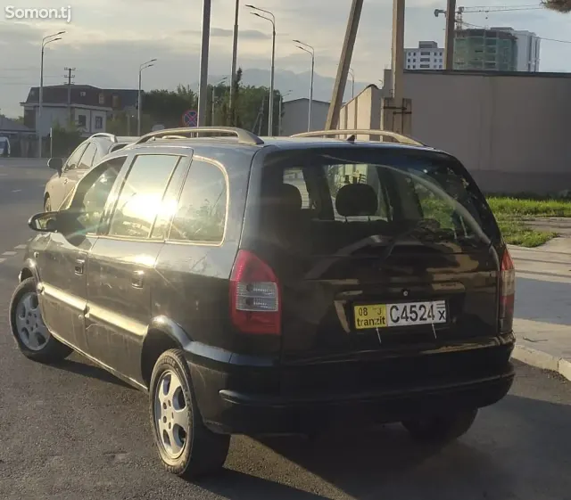Opel Zafira 2003 · 1.6 MT