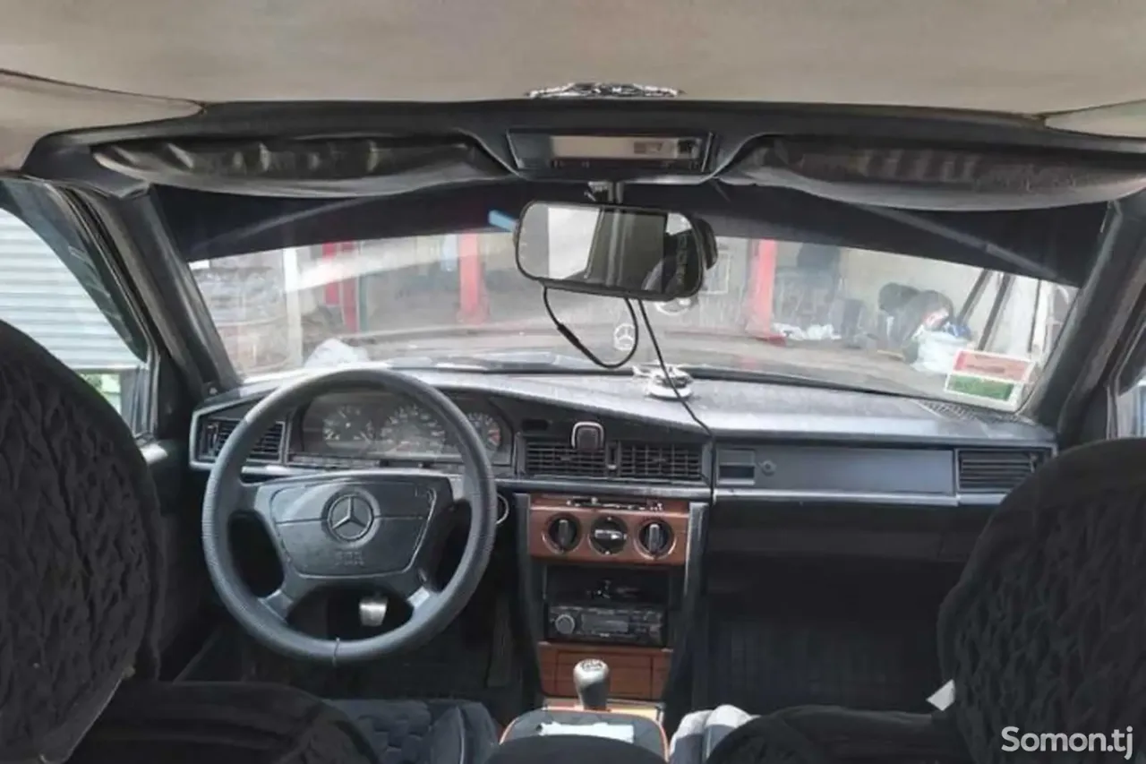 Mercedes-Benz W201 1991 · 1.8 MT