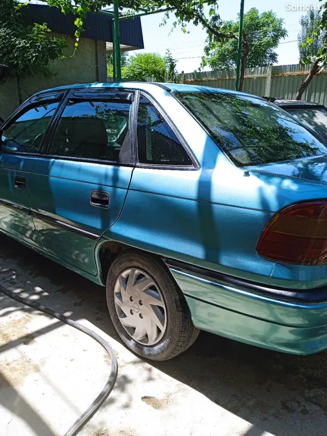 Opel Astra F 1993 · 1.6 MT