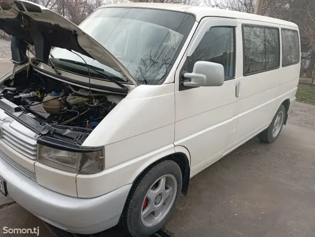 Volkswagen EuroVan 1993 · 2.4 MT