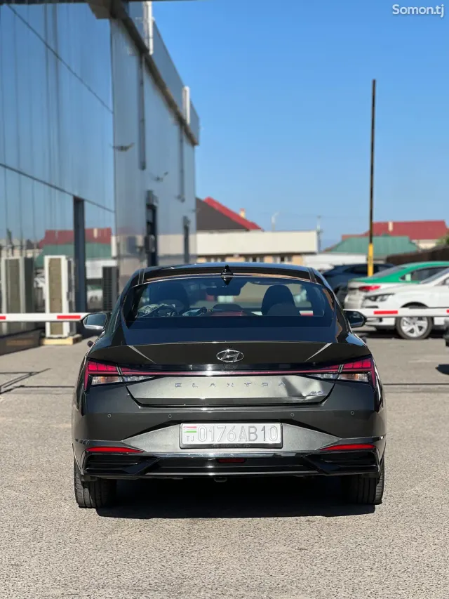 Hyundai Elantra 2023 · 2.0 AT