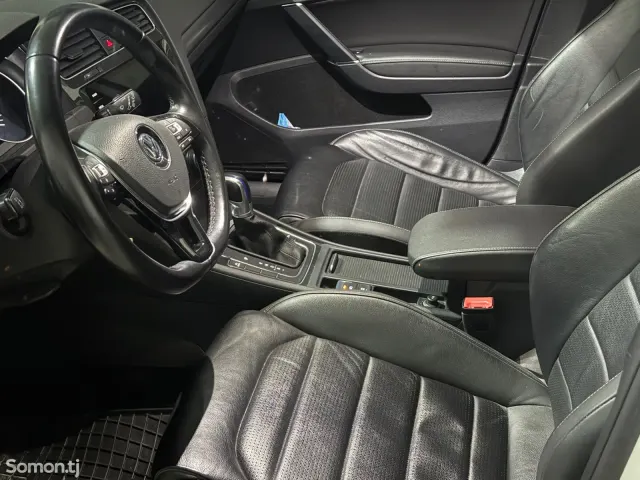 Volkswagen Golf 2019 · 2.4 AT
