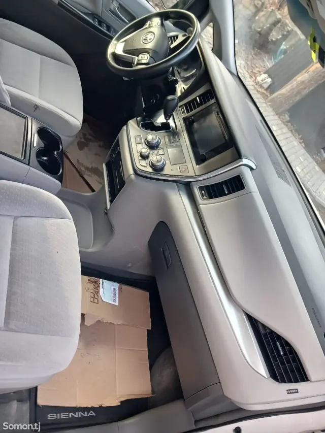 Toyota Sienna 2015 · 3.5 AT