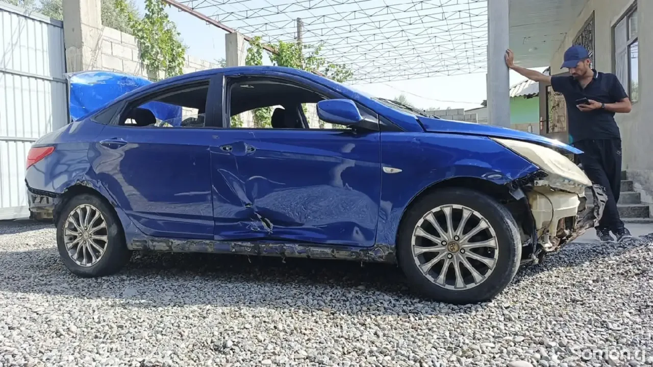 Hyundai Solaris 2013 · AT